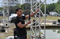 360度カメラを使って「SASUKE」の各エリアを解説するミスターSASUKE・山田勝己。(c)TBS