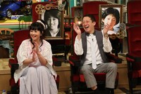 （左から）浅香唯、サバンナ高橋。(c)テレビ朝日