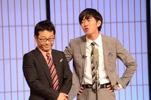 漫才を披露するオキシジェン。