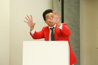 会見の司会を務めたグイグイ大脇。