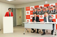 会見中の様子。