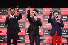 「『コカ・コーラ』サマーキャンペーン2016 キックオフ記念イベント」に出演した雨上がり決死隊と北島康介（左）。