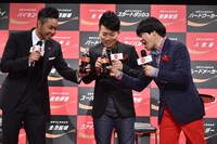 雨上がり決死隊と北島康介（左）。