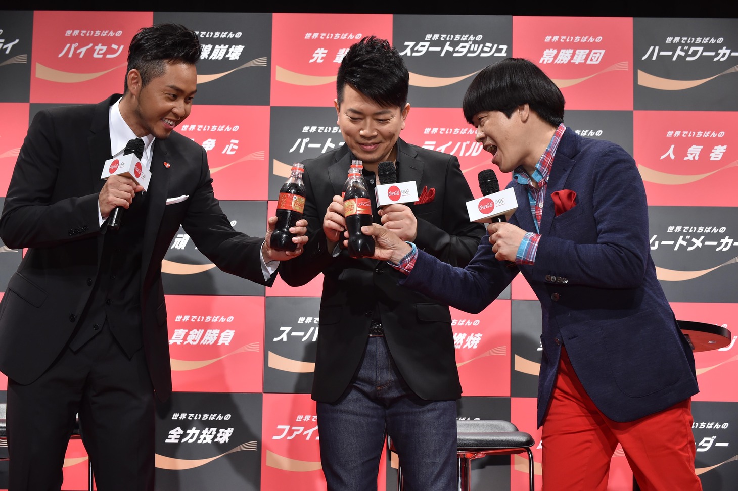 雨上がり決死隊と北島康介（左）。