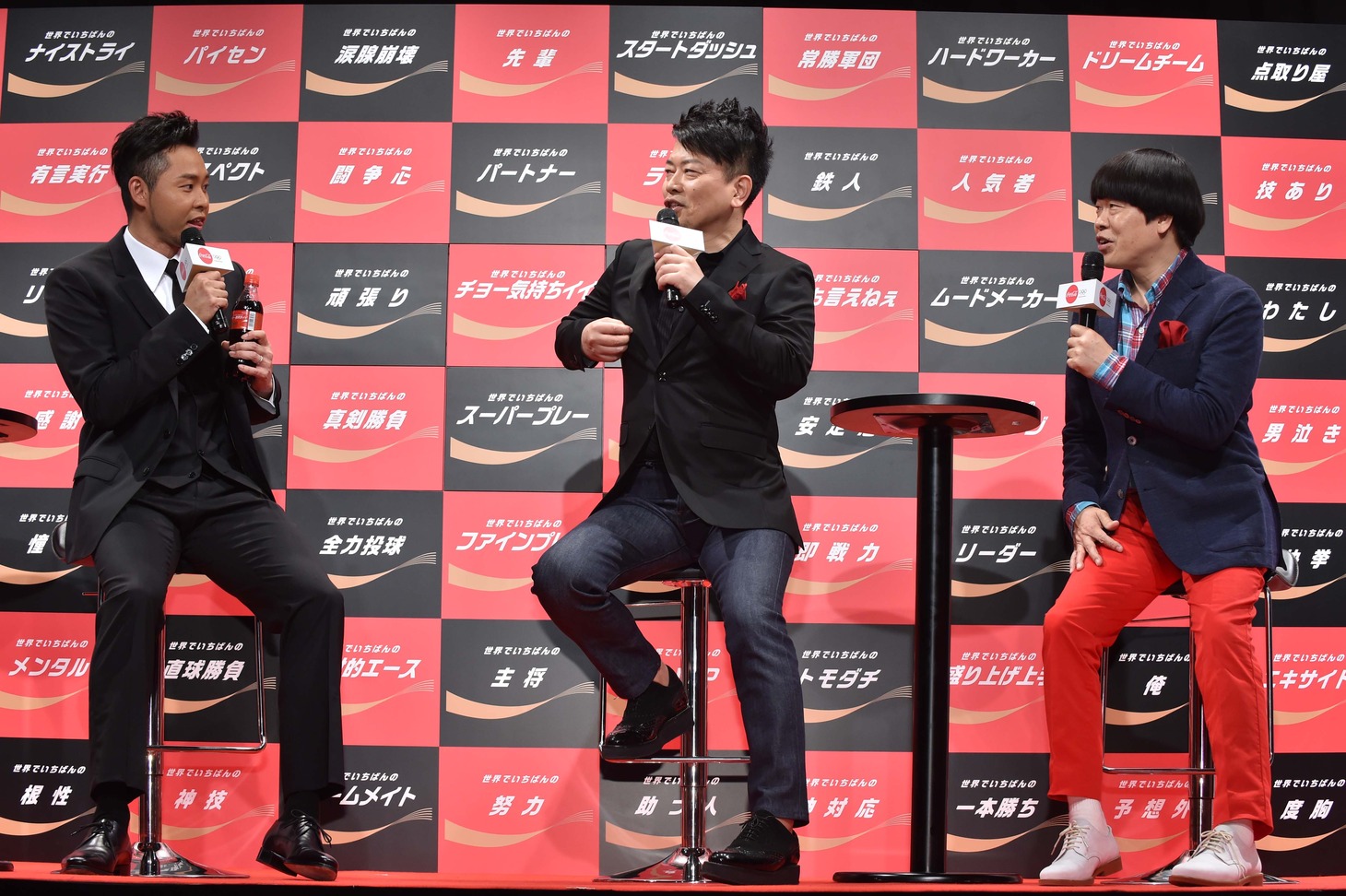 雨上がり決死隊と北島康介（左）。