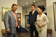 （左から）サンドウィッチマン伊達、内藤剛志、ジュディ・オング。(c)テレビ朝日