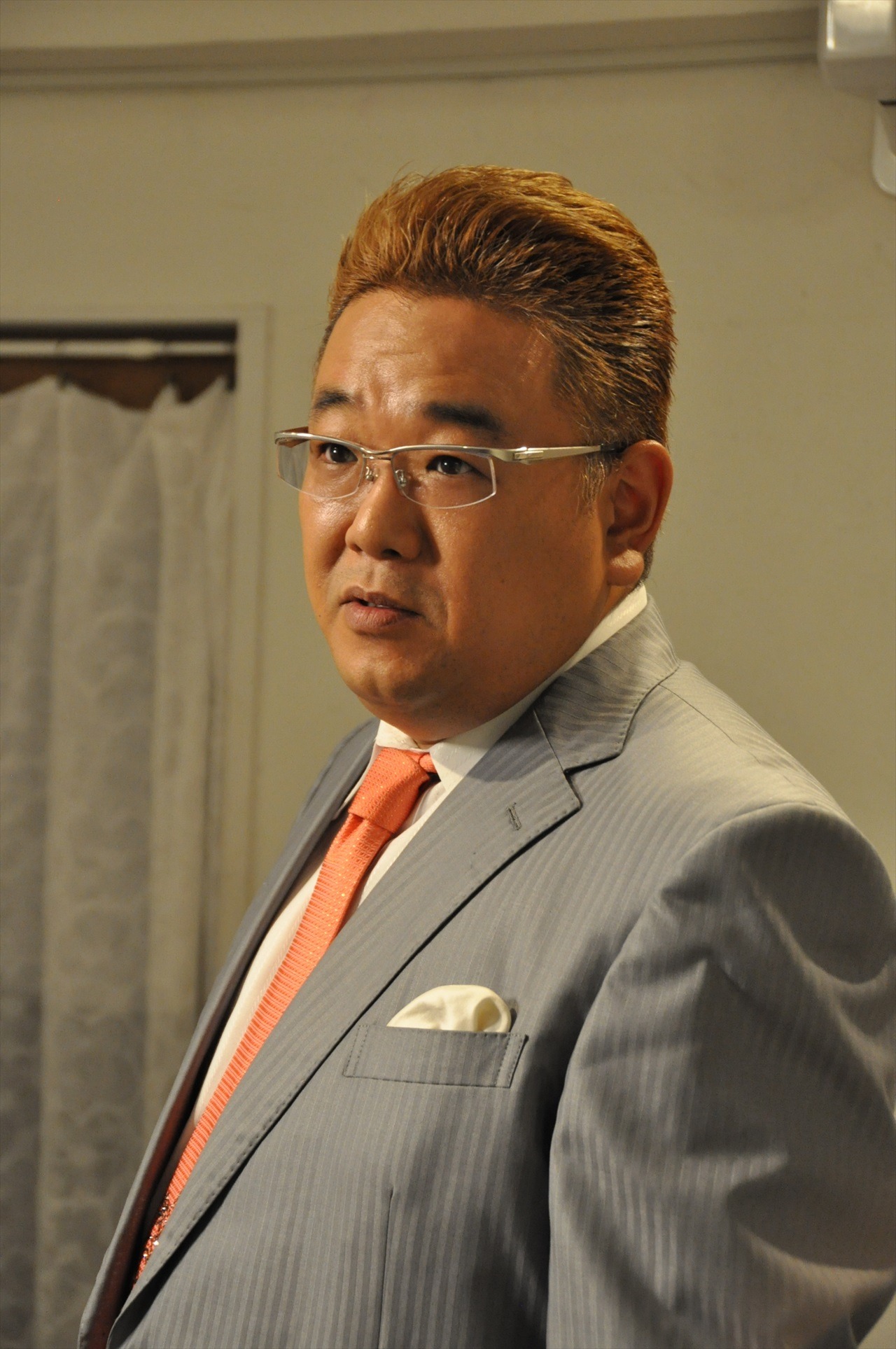 「木曜ミステリー『警視庁・捜査一課長』最終回2時間スペシャル」に謎の画商・安達政宗役で出演するサンドウィッチマン伊達。(c)テレビ朝日