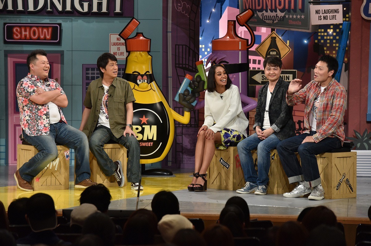 左からブラックマヨネーズ、宮本エリアナ、月亭方正、サバンナ八木。(c)読売テレビ