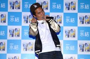 ラップを披露するトレンディエンジェル斎藤。