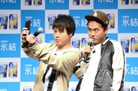 自撮りをする（左から）NON STYLE井上、トレンディエンジェル斎藤。