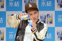 氷結を氷結専用ICEBOXに注ぐトレンディエンジェル斎藤。