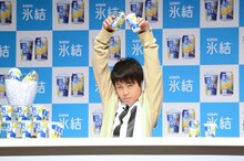 氷結を氷結専用ICEBOXに注ぐNON STYLE井上。