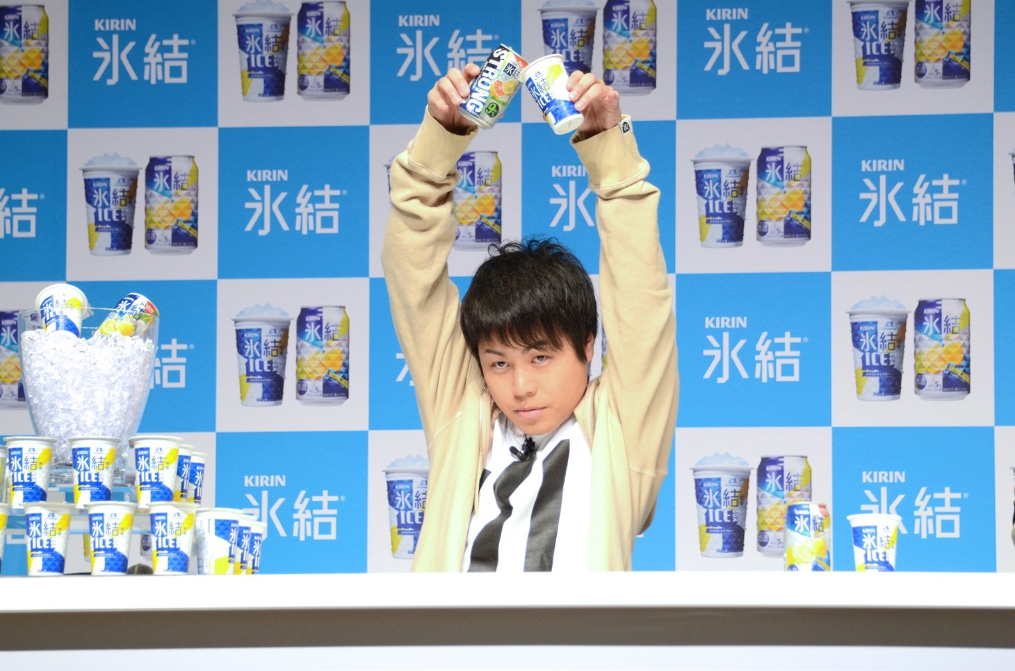 氷結を氷結専用ICEBOXに注ぐNON STYLE井上。