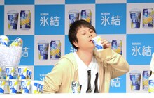 ICEBOXで割った氷結を試飲するNON STYLE井上。