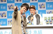 ICEBOXで割った氷結の感想をナルシストキャラで伝えるNON STYLE井上(手前)と、それを見守るトレンディエンジェル斎藤(奥)。