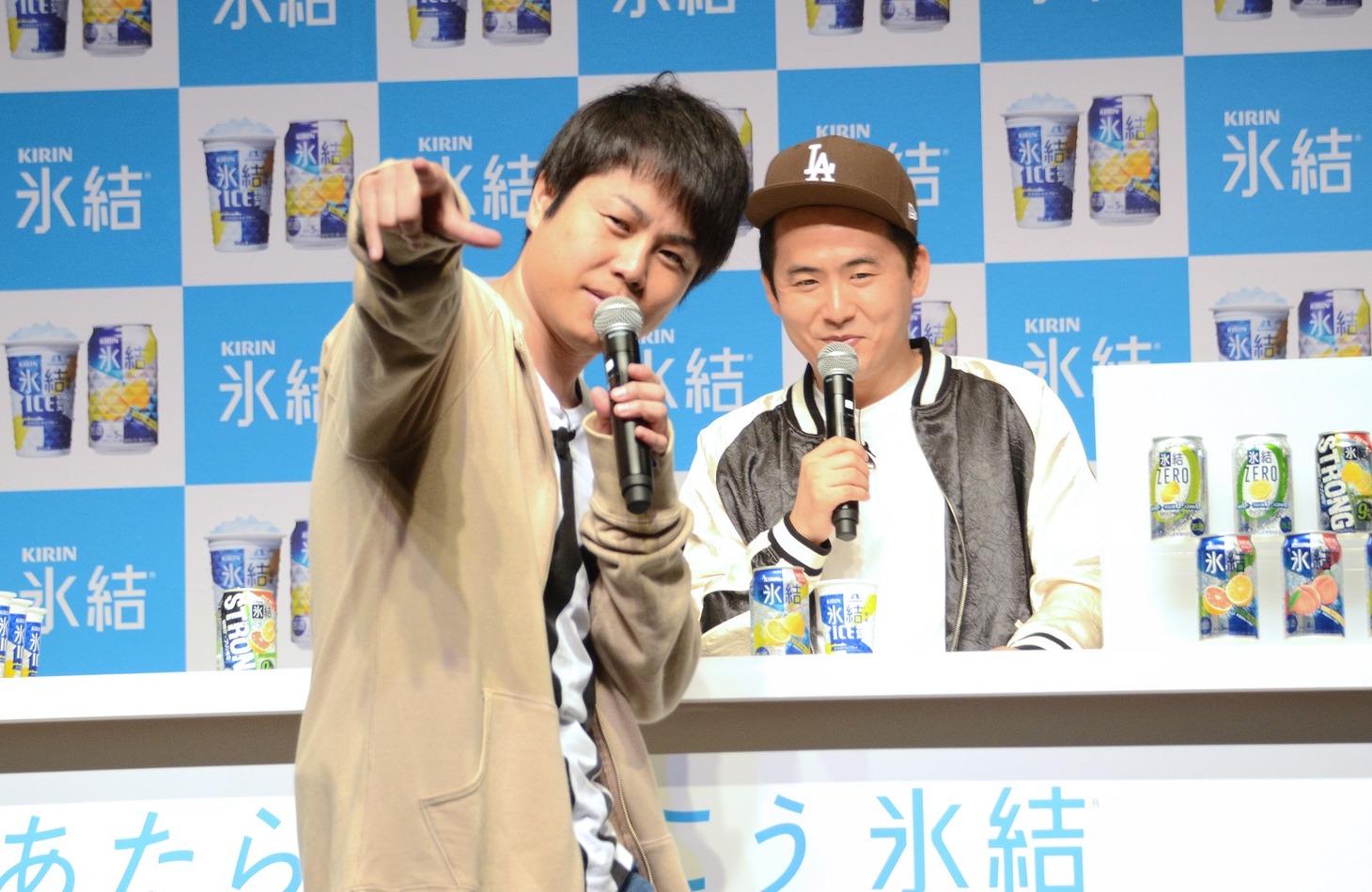 ICEBOXで割った氷結の感想をナルシストキャラで伝えるNON STYLE井上（手前）と、それを見守るトレンディエンジェル斎藤（奥）。