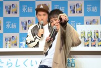 ICEBOXで割った氷結の感想をナルシストキャラで伝えるNON STYLE井上（手前）と、それを見守るトレンディエンジェル斎藤（奥）。