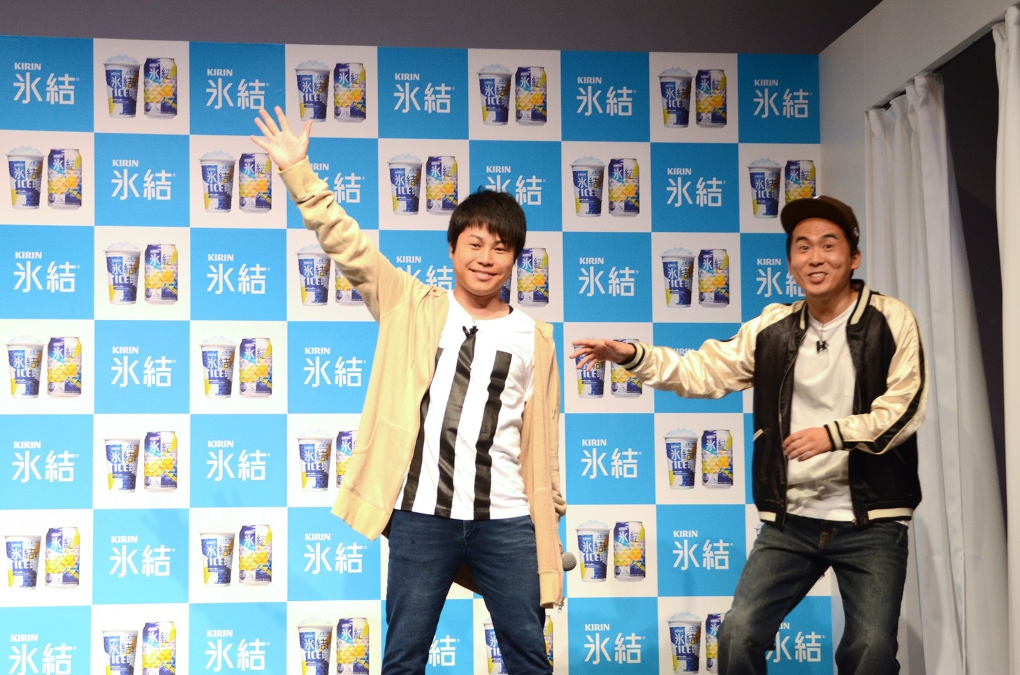 イベント終了後もなかなか帰ろうとしないNON STYLE井上（左）を連れに戻って来たトレンディエンジェル斎藤（右）。