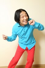 “夏の激売れファッション＆コスメ”を紹介する永野。