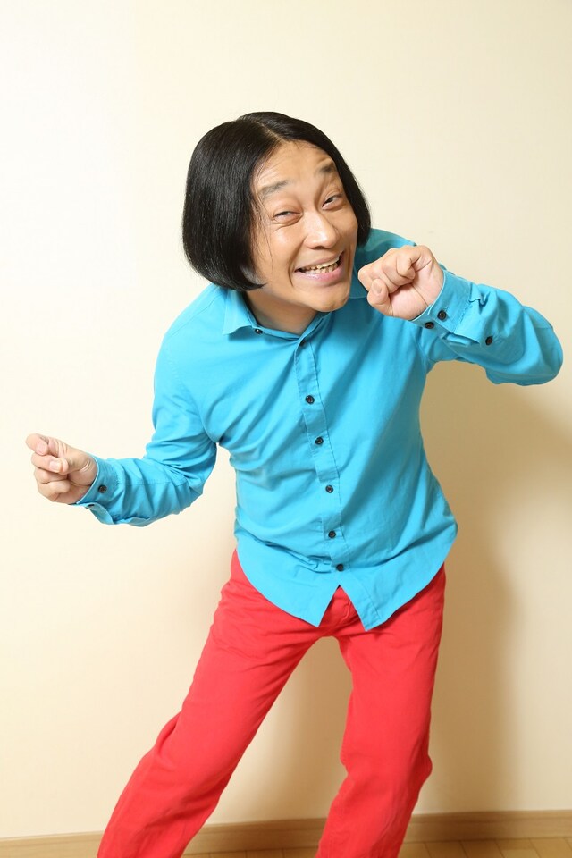 “夏の激売れファッション＆コスメ”を紹介する永野。