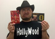 Sony Music ShopでDVDを購入した際に配布されるオリジナルポストカードを手にしたハリウッドザコシショウ。