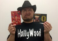 Sony Music ShopでDVDを購入した際に配布されるオリジナルポストカードを手にしたハリウッドザコシショウ。