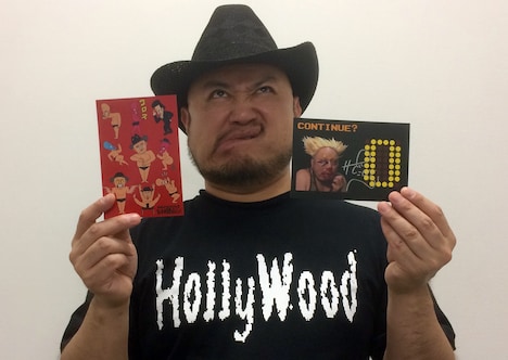Sony Music ShopでDVDを購入した際に配布されるオリジナルポストカードを手にしたハリウッドザコシショウ。