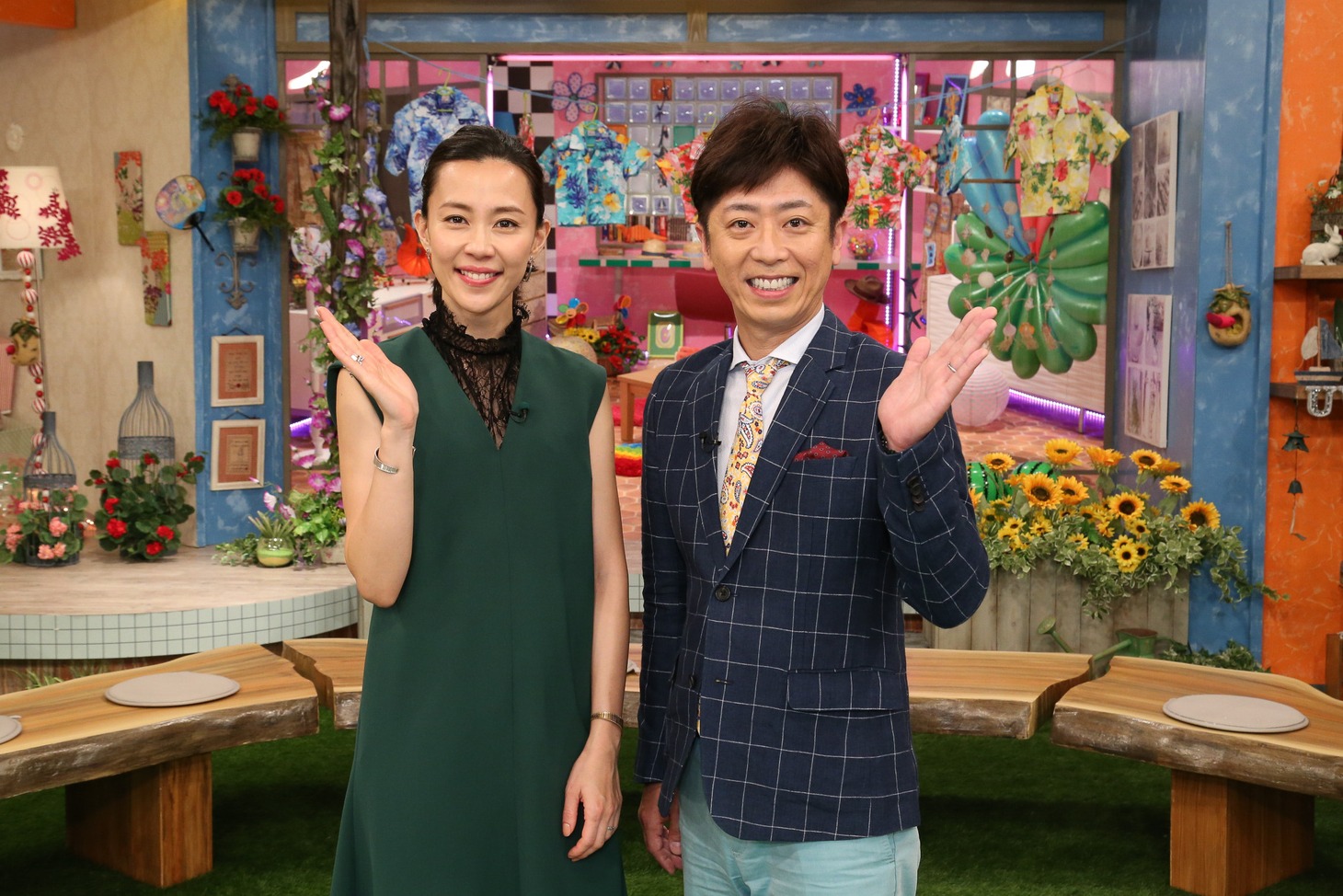 「潜入！ウワサの大家族SP」MCの（左から）木村佳乃、フットボールアワー後藤。(c)関西テレビ
