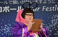 短冊に願いをしたためるメイプル超合金・安藤。