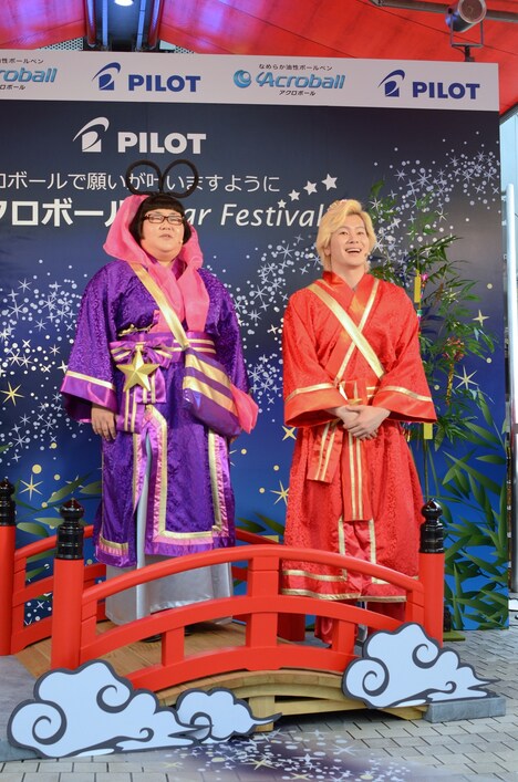 「アクロボール」のPRイベントに出席したメイプル超合金。