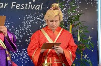 短冊に願いをしたためるメイプル超合金・カズレーザー。