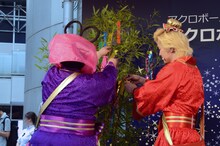 短冊を笹にくくりつけるメイプル超合金。