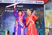 「アクロボール」のPRイベントに出席したメイプル超合金。
