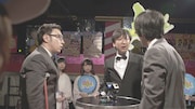 「三都IDOL物語」のワンシーン。各地のオススメグルメをアピールし合う東京03。