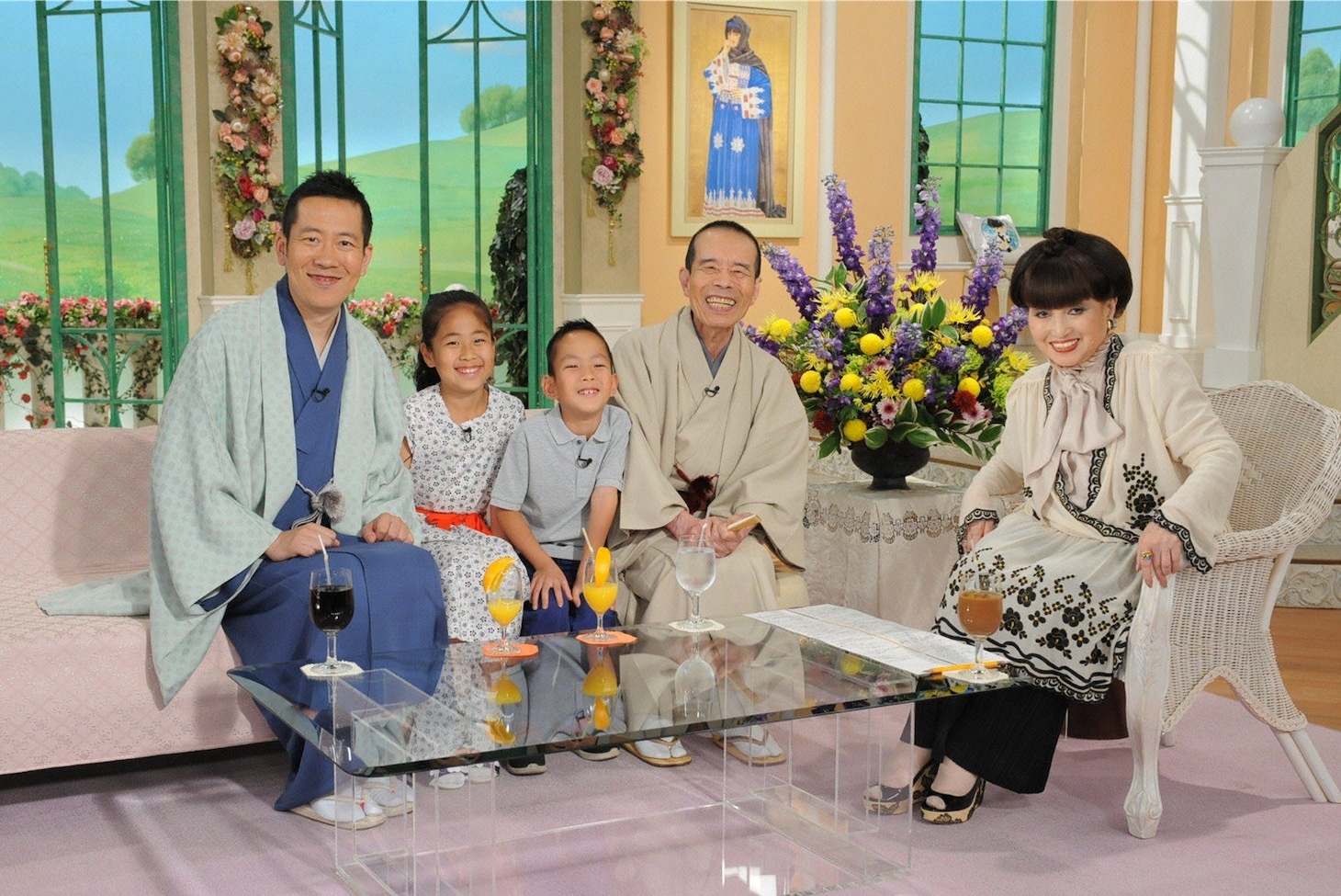 「徹子の部屋」に出演する林家木久扇（右から2人目）一行と、黒柳徹子（右）。(c)テレビ朝日