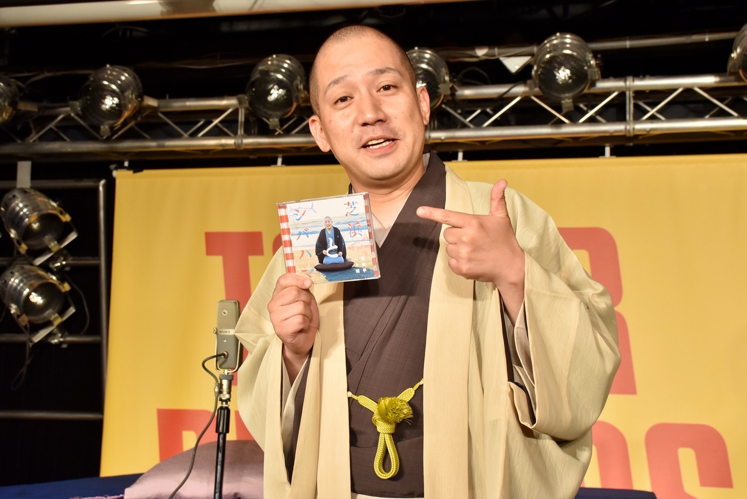 自身のCD「芝浜とシバハマ」を携える春風亭一之輔。