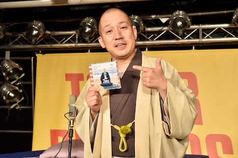 自身のCD「芝浜とシバハマ」を携える春風亭一之輔。