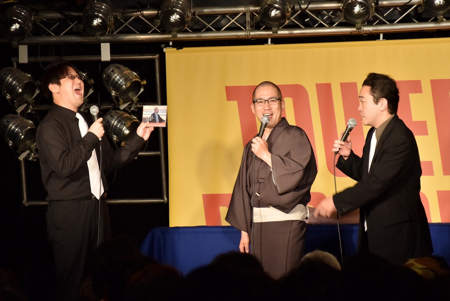 「渋谷タワレコ亭 feat.春風亭一之輔～『芝浜とシバハマ』発売記念落語会～」に出演した春風亭一之輔（中央）と米粒写経。