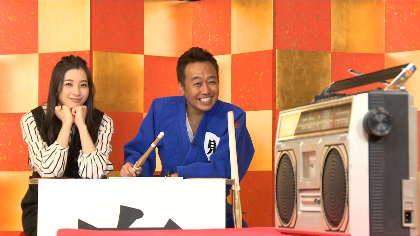 さまぁ～ず三村と足立梨花（左）。