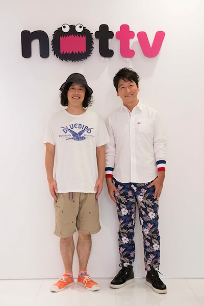 「#エンダン」MCのエレキコミックやつい、堀潤（左から）。