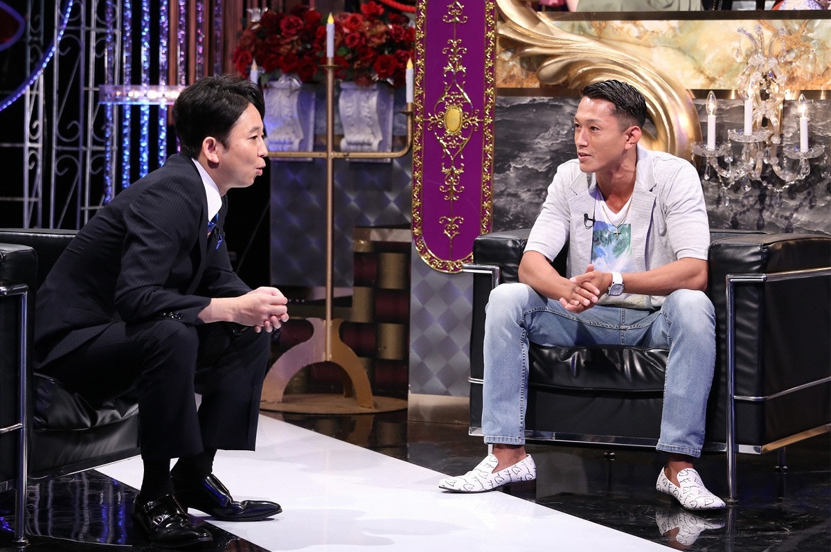 MCの有吉弘行（左）と友人の「もつ」を紹介する黒石高大（右）。(c)日本テレビ