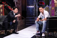 MCの有吉弘行（左）と友人の「もつ」を紹介する黒石高大（右）。(c)日本テレビ
