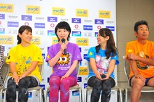 左から岡崎朋美、宇都宮まき、福本愛菜、間寛平。