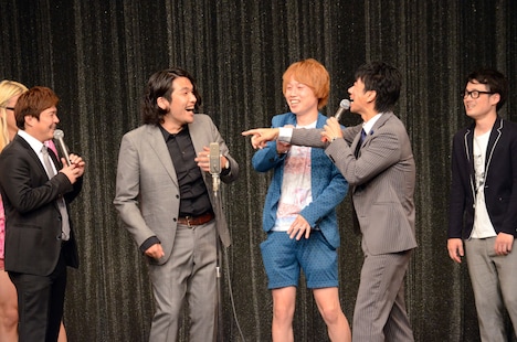 トークを繰り広げる見取り図とMCのテンダラー。