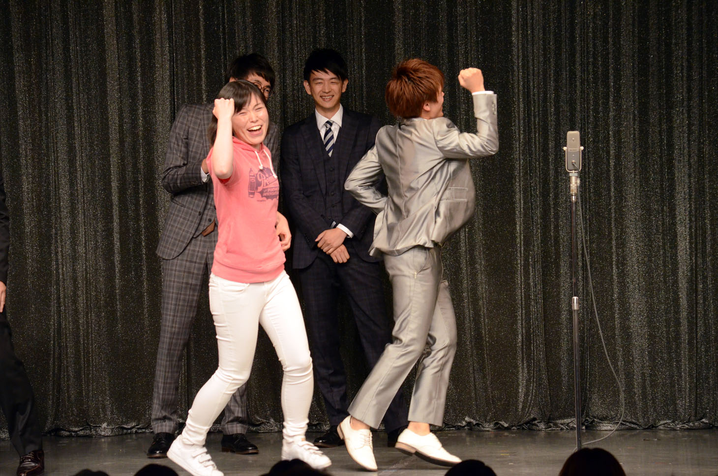 尼神インター誠子と2人でテンションズのショートコントを再現する祇園・木崎。