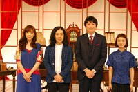 左から岡本真夜、ピース又吉、博多大吉、三戸なつめ。