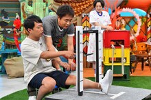 リアクションしやすい「文鎮を落とす高さ」を調査するライセンス井本。(c)MBS