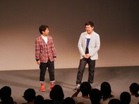 エンディングで感想を語るウエストランド。