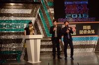 「M-1グランプリ2016」開催発表会見の様子。右2人は「M-1グランプリ 2006」敗者復活戦からの決勝進出者として登場したライセンス。