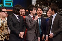 ハイキングウォーキングの間に入ってマイクフォローするスーパーマラドーナ田中。